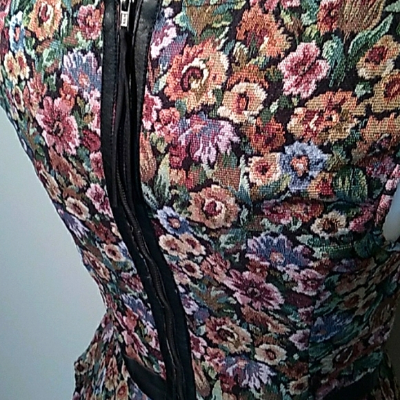 FLORAL TAPESTRY SLEEVELESS TOP BCBGeneration - Picture 6 of 10